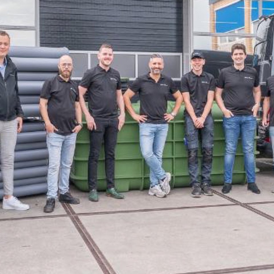 Het team van Regenwater Recycle voor het pand in Kampen